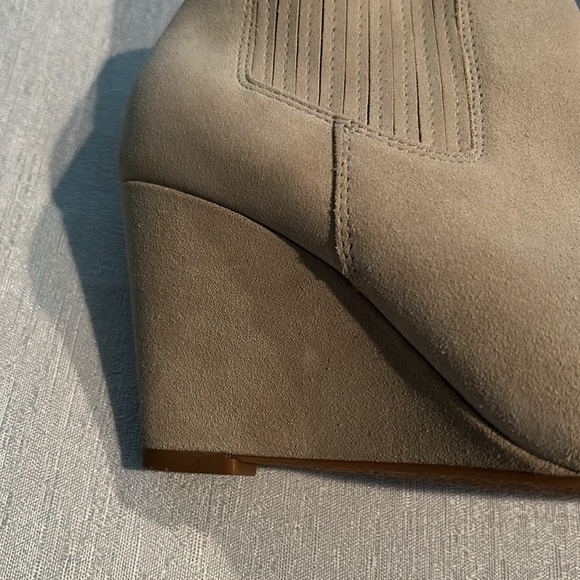 Saks Fifth Avenue Women’s Ankle Booties Cream Color W/ Fur lined inside Size 5 - Picture 3 of 16